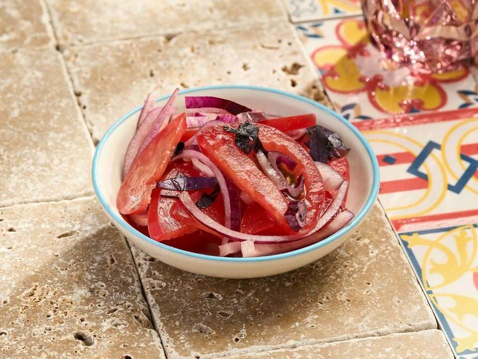 Салат с редисом, капустой, огурцом и помидором