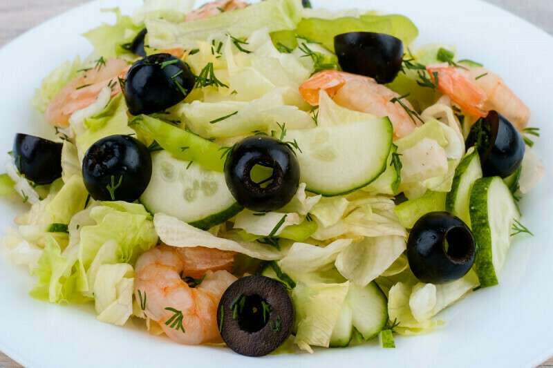 Салаты с оливками рецепты простые. Салат с креветками и маслинами. Салат с креветками и оливками. Салат из креветок с маслинами. Свежий салат с маслинами.