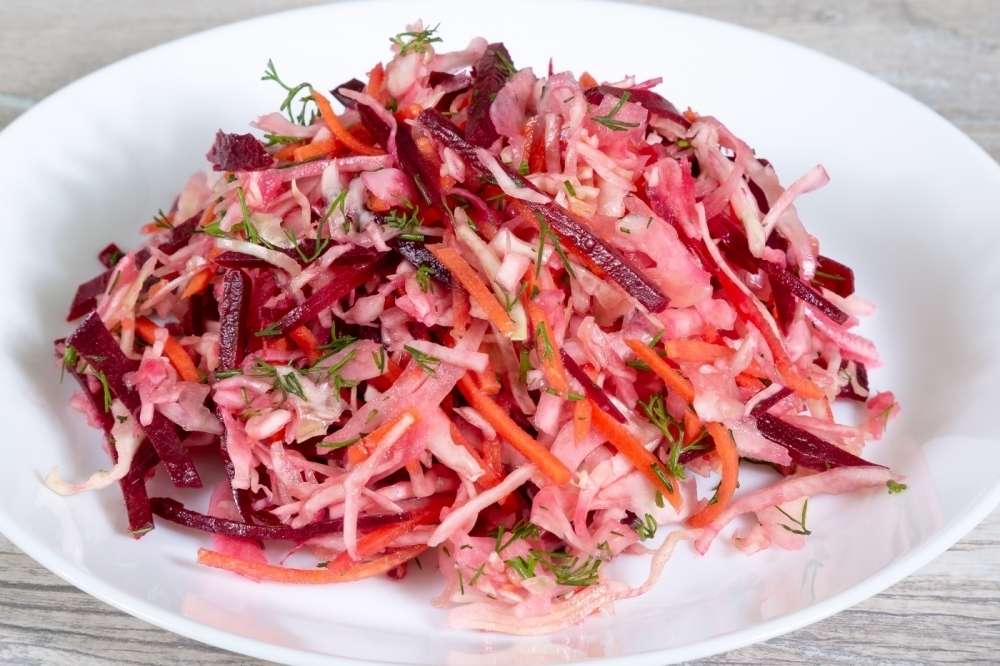 Салат из свежей капусты, моркови и свеклы | Kumir | Кейтеринговые услуги в  Москве Catery.ru