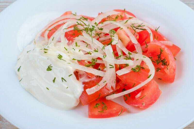 Салат из помидоров и огурцов со сметаной - пошаговый фоторецепт