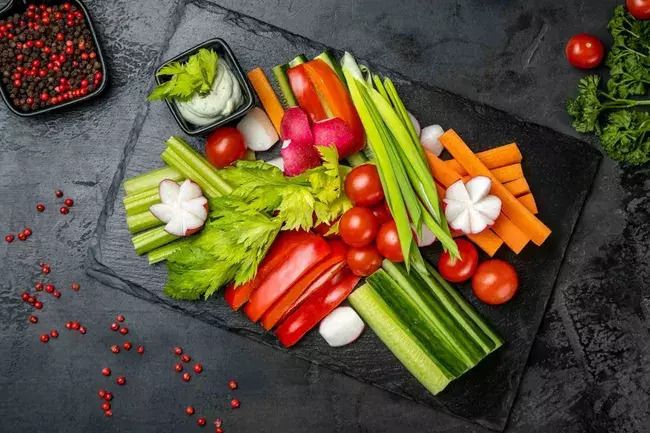 аппетитная тарелка с разнообразными овощами