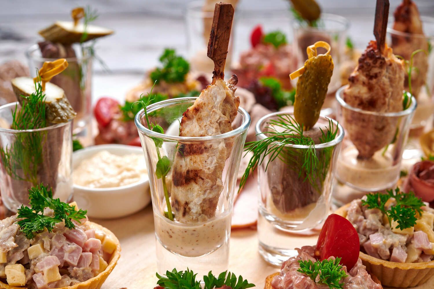 Пир для сильного пола: отпразднуем 23 февраля в офисе максимально вкусно!